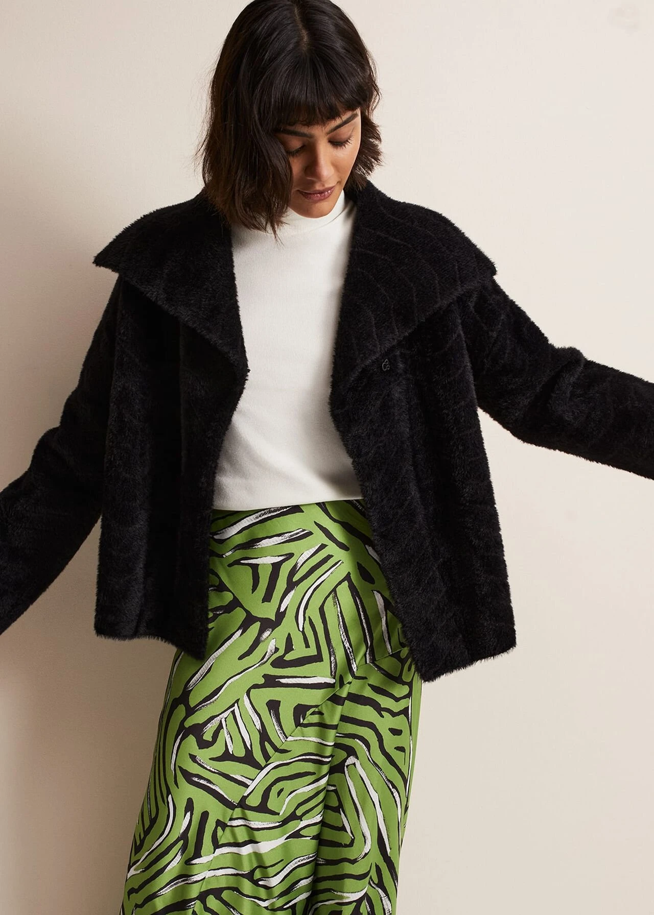 Lucy Black Faux Fur Jacket 5 Lucy Black Faux Fur Jacket – Bild 5